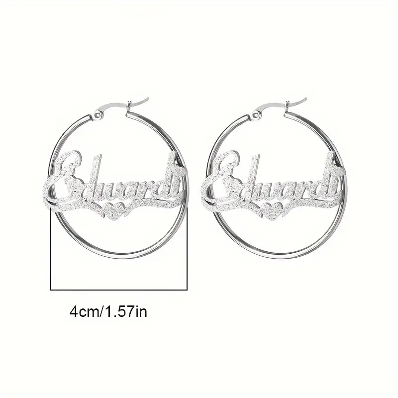 パーソナライズされたサンドブラストネームフープイヤリング、カ - Women Accessories Name のレビューと価格